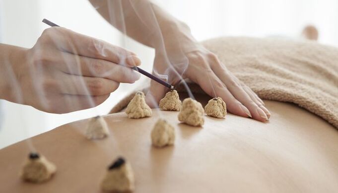 Zahřívání bioaktivních bodů na zádech pro osteochondrózu