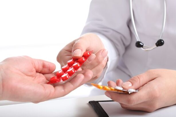 lékař dává prášky na léčbu osteochondrózy